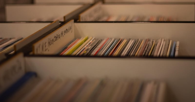 Plongez dans les chansons françaises des années 60, une époque inoubliable