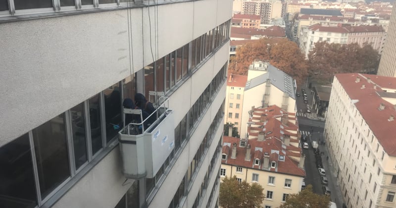 Nettoyer ses vitres sans traces : la méthode des pros en 5 minutes